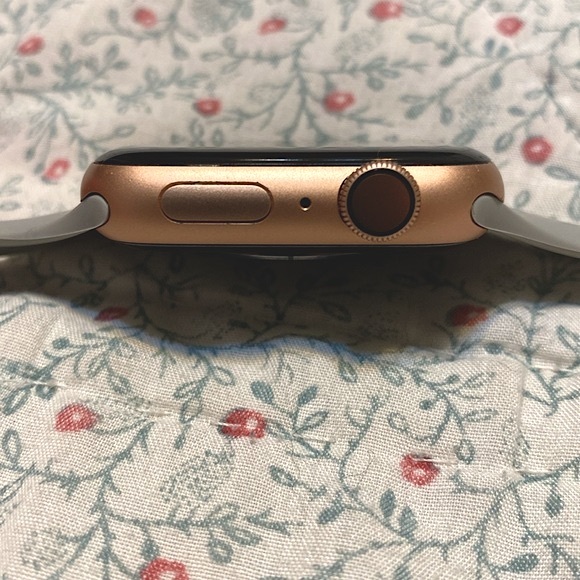 Apple Watch Series 4 Rose Gold 44mm - Picture 4 of 8